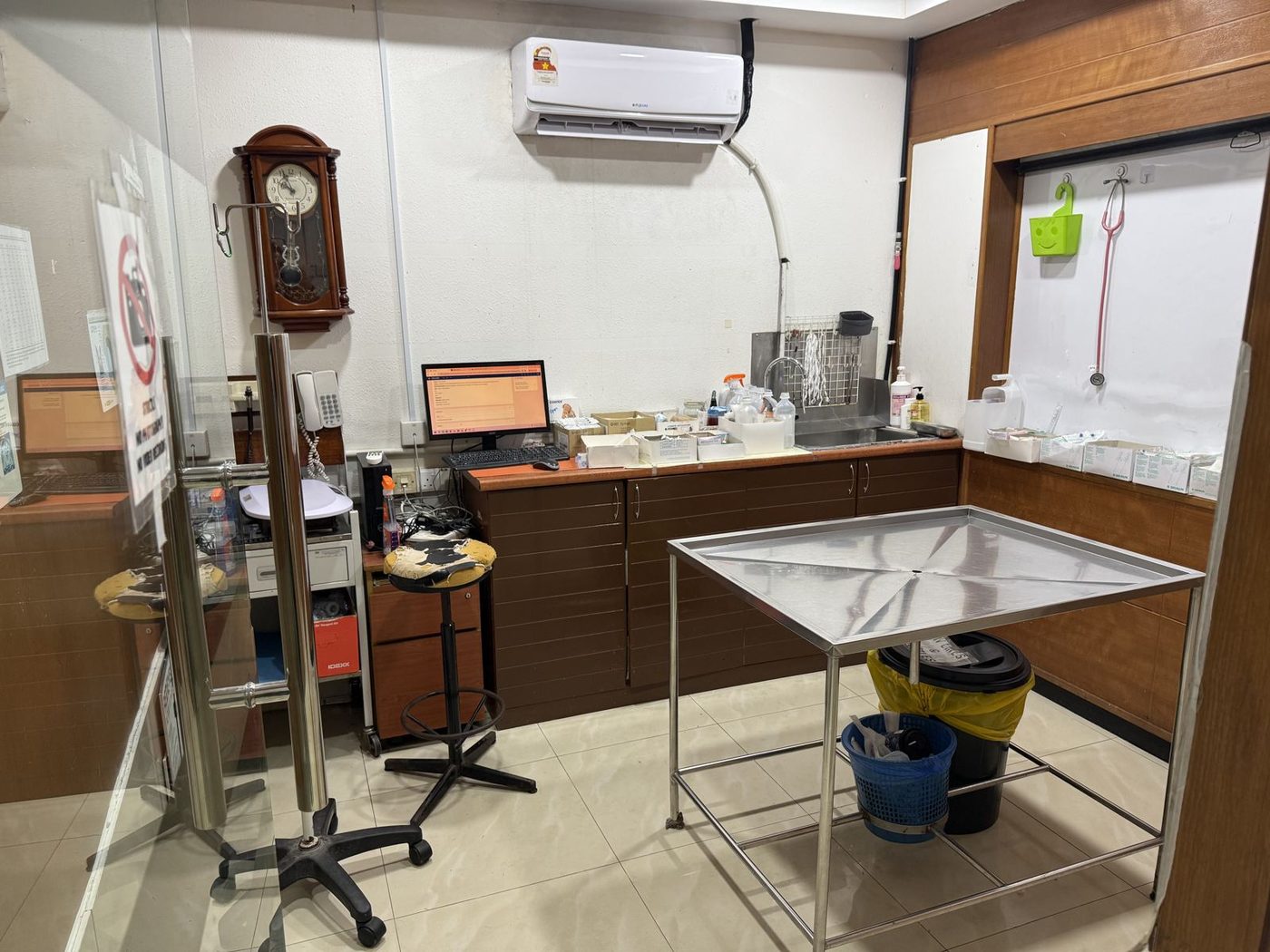 Consultation room with stainless examination table