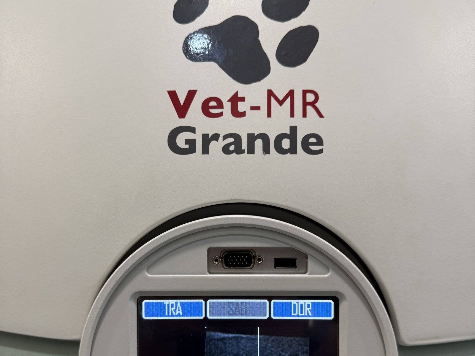 Konsol kawalan Vet-MR Grande berjenama tapak kaki di Gasing Veterinary Hospital