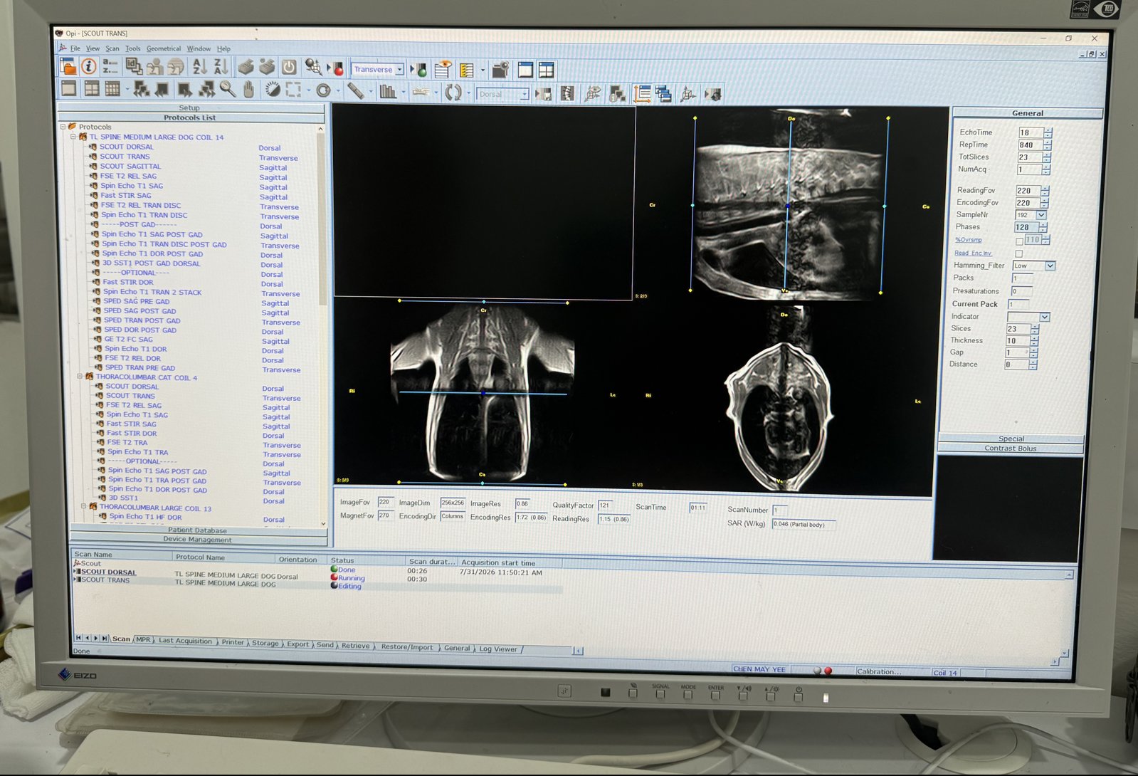 Kajian MRI sebenar dipaparkan pada stesen kerja bacaan di Gasing Veterinary Hospital