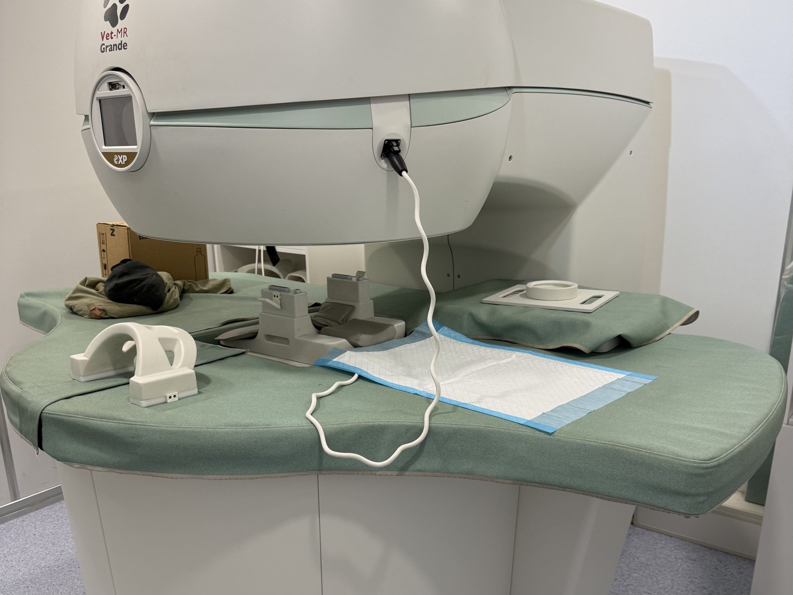 Meja pesakit pengimbas MRI veterinar di Gasing Veterinary Hospital