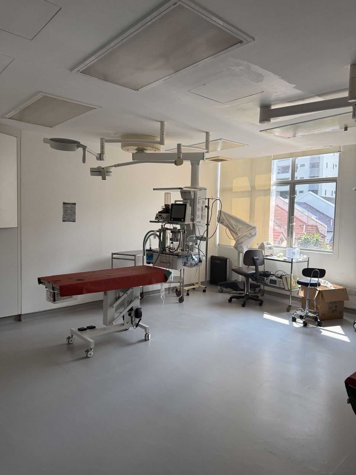 Operating theatre with surgical lights